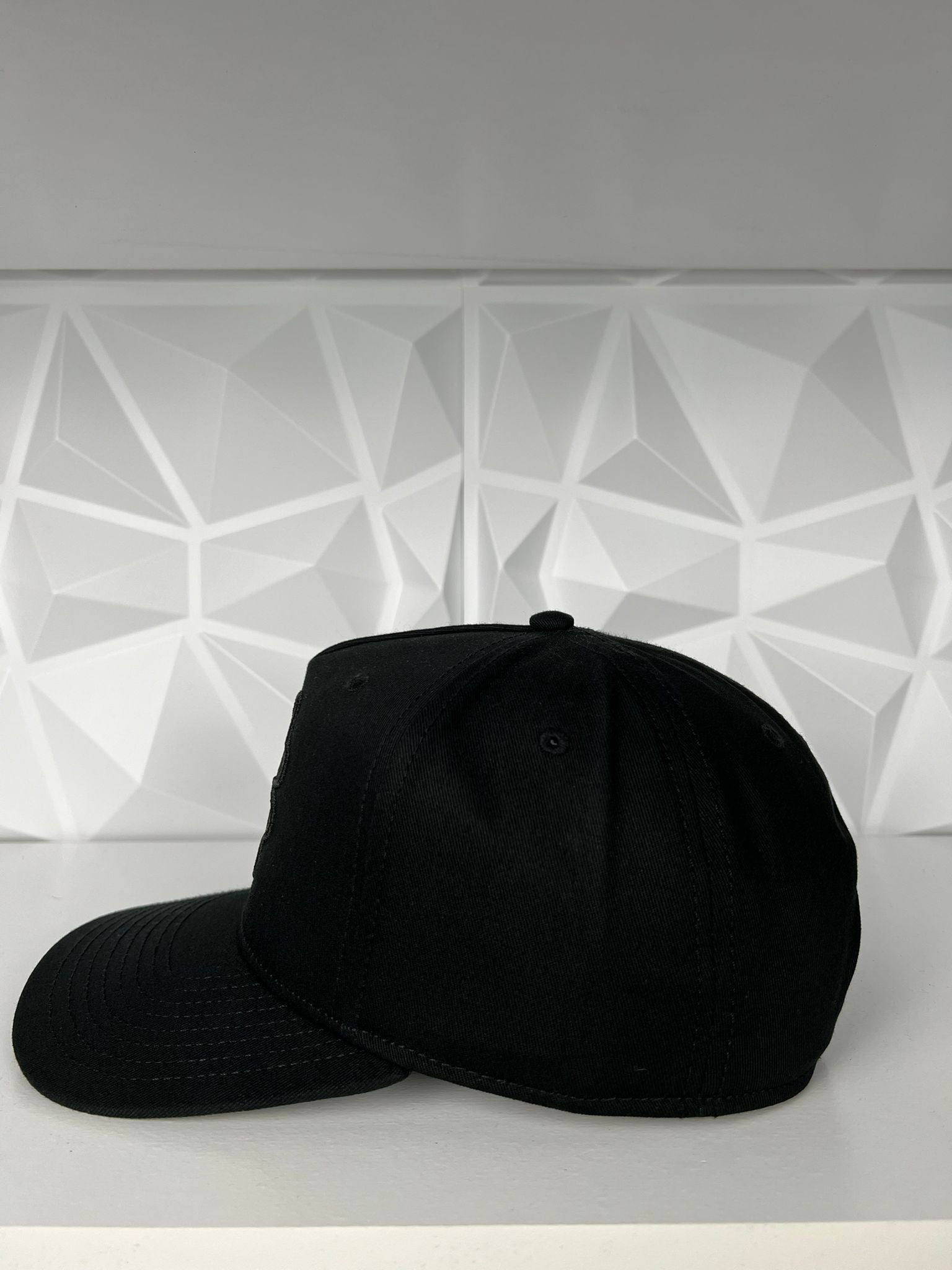 Trébol rojo SnapBack gorra- negra/roja